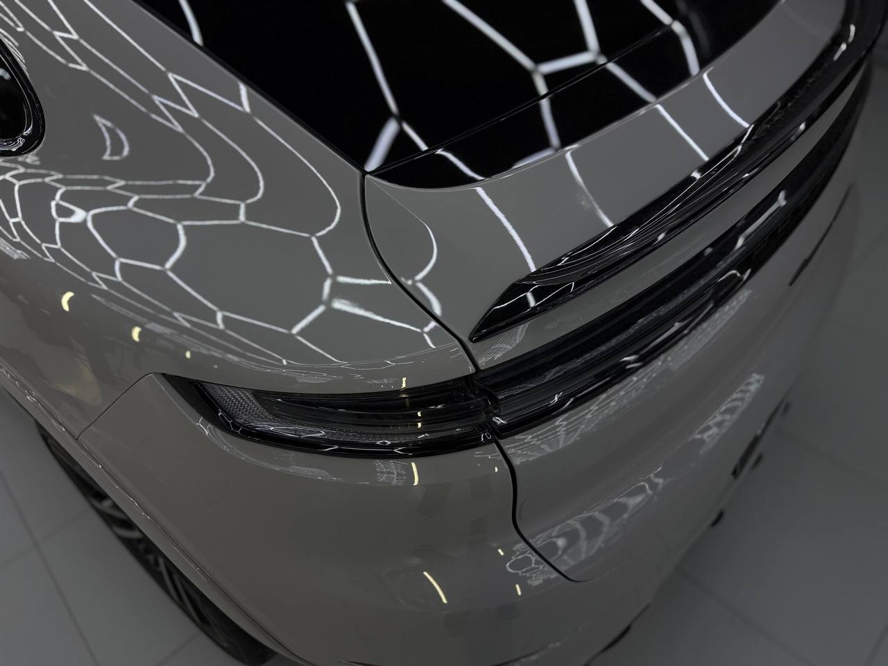 Оклейка Porsche Cayenne GTS в полиуретановую пленку 230 мкм: максимальная защита для максимального автомобиля